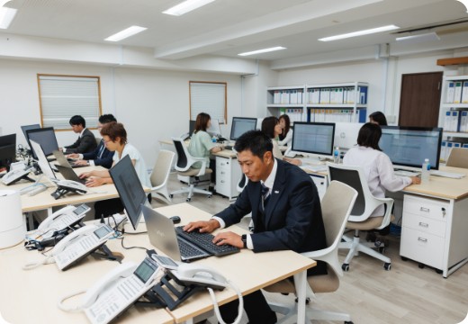 白を基調とした明るく清潔感のあるオフィス。前向きに仕事に取り組める環境です。